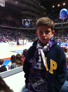 Viendo el Madrid-Caja Canarias en el Palacio de los deportes.